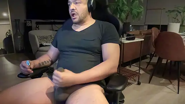 Snapshot of HungandThickLatin chatting on 03-21-25, 12:06 HungandThickLatin online show from 03-21-25, 12:06