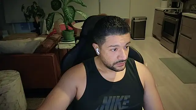 Snapshot of HungandThickLatin chatting on 09-18-25, 01:24 HungandThickLatin online show from 09-18-25, 01:24