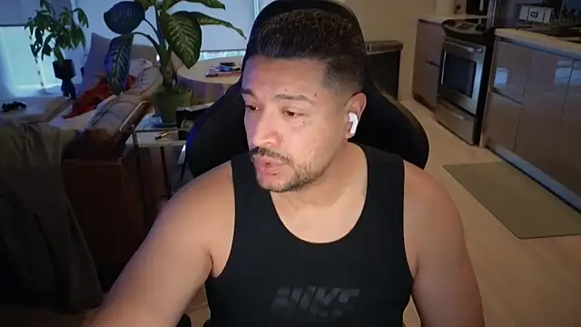 Snapshot of HungandThickLatin chatting on 09-27-25, 02:22 HungandThickLatin online show from 09-27-25, 02:22