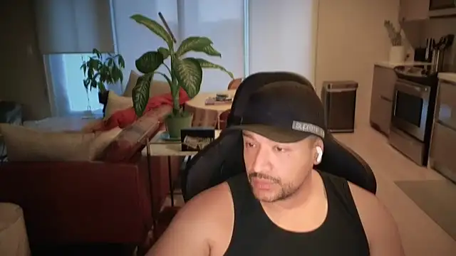 Snapshot of HungandThickLatin chatting on 09-29-25, 01:49 HungandThickLatin online show from 09-29-25, 01:49