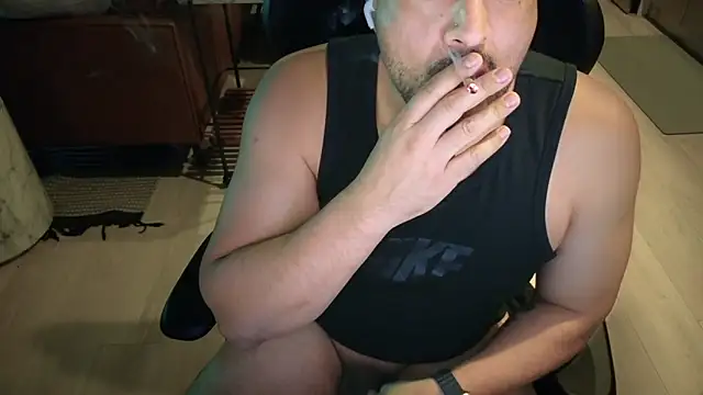 Snapshot of HungandThickLatin chatting on 09-30-25, 03:33 HungandThickLatin online show from 09-30-25, 03:33