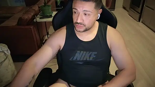 Snapshot of HungandThickLatin chatting on 10-11-25, 01:49 HungandThickLatin online show from 10-11-25, 01:49