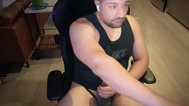 Snapshot of HungandThickLatin chatting on 10-20-25, 01:28 HungandThickLatin online show from 10-20-25, 01:28