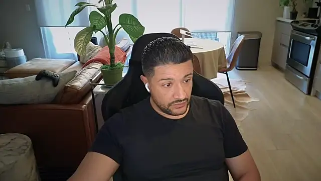 Snapshot of HungandThickLatin chatting on 10-25-25, 12:29 HungandThickLatin online show from 10-25-25, 12:29