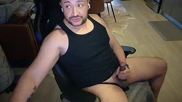 Snapshot of HungandThickLatin chatting on 11-20-25, 12:33 HungandThickLatin online show from 11-20-25, 12:33