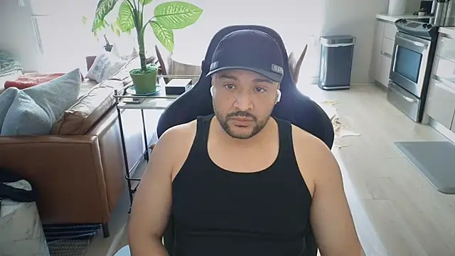 Snapshot of HungandThickLatin chatting on 11-25-25, 10:21 HungandThickLatin online show from 11-25-25, 10:21