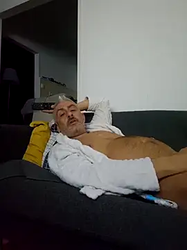 Snapshot of cuci45 chatting on 10-29-25, 09:38 cuci45 online show from 10-29-25, 09:38