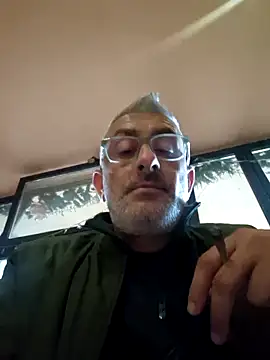 Snapshot of cuci45 chatting on 11-12-25, 01:22 cuci45 online show from 11-12-25, 01:22