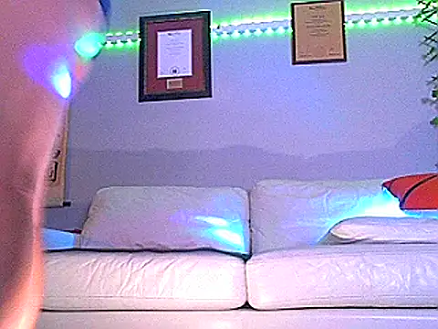 Snapshot of OSIRlS chatting on 12-18-25, 01:50 OSIRlS online show from 12-18-25, 01:50