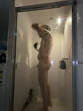 Snapshot of OSIRlS chatting on 02-19-26, 01:56 OSIRlS online show from 02-19-26, 01:56