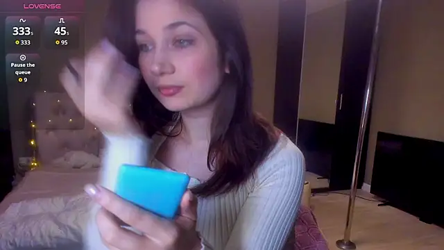 Snapshot of Carina_E chatting on 02-14-26, 06:43 Carina E online show from 02-14-26, 06:43