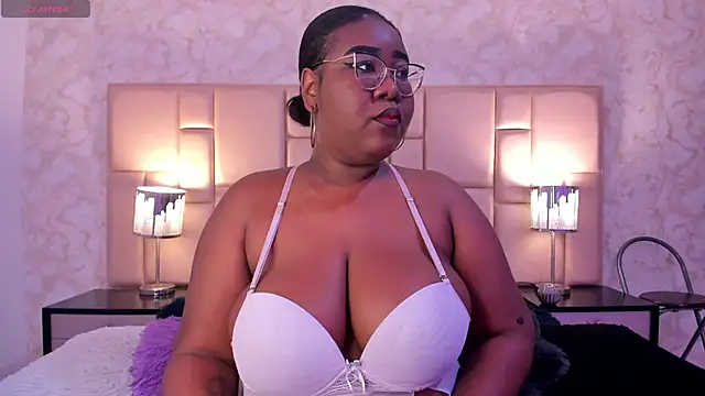 Snapshot of Darnellqueen chatting on 01-25-25, 04:23 Darnellqueen online show from 01-25-25, 04:23