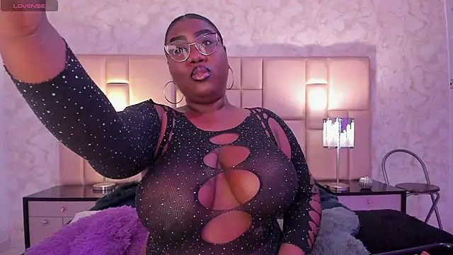Snapshot of Darnellqueen chatting on 02-17-25, 04:53 Darnellqueen online show from 02-17-25, 04:53