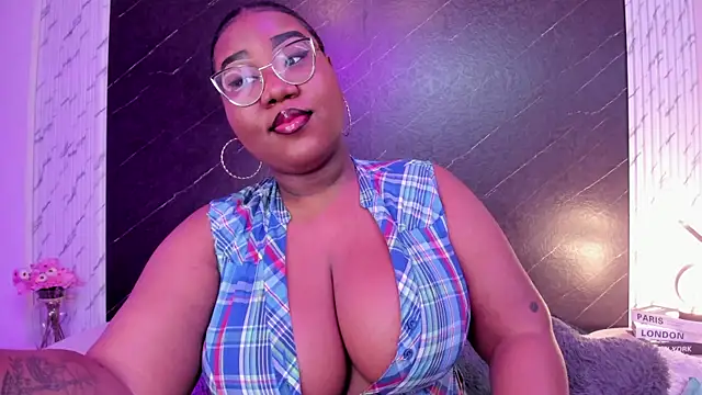 Snapshot of Darnellqueen chatting on 09-17-25, 03:52 Darnellqueen online show from 09-17-25, 03:52