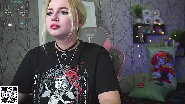 Snapshot of Moon_Valkyrie chatting on 12-23-25, 10:57 Moon Valkyrie online show from 12-23-25, 10:57