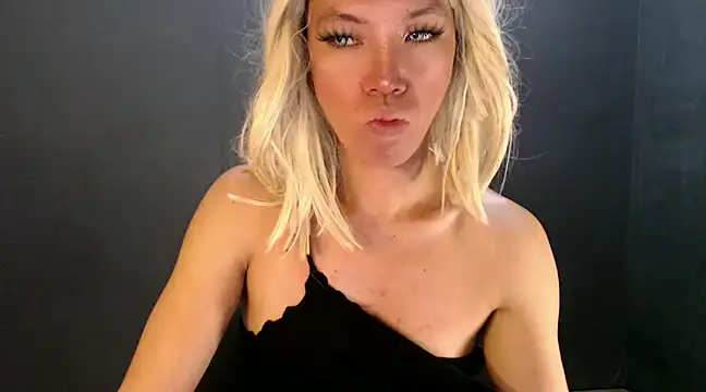 Snapshot of Rhianna_wilson chatting on 01-19-25, 11:10 Rhianna wilson online show from 01-19-25, 11:10