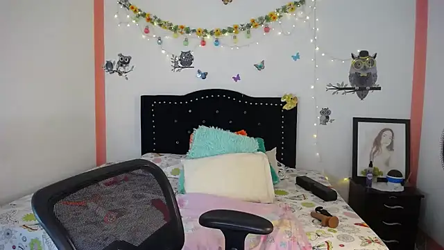 Snapshot of naughty_girl_4u chatting on 02-27-25, 07:37 naughty girl 4u online show from 02-27-25, 07:37