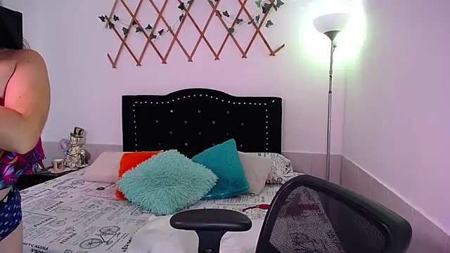 Snapshot of naughty_girl_4u chatting on 11-13-25, 06:29 naughty girl 4u online show from 11-13-25, 06:29