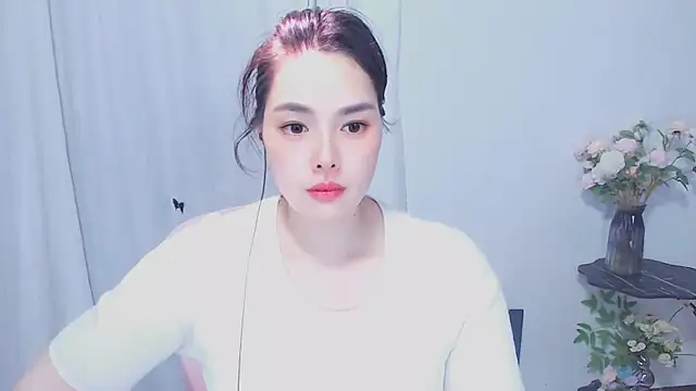 Snapshot of SHY-_-girl chatting on 05-15-26, 05:25 SHY- -girl online show from 05-15-26, 05:25