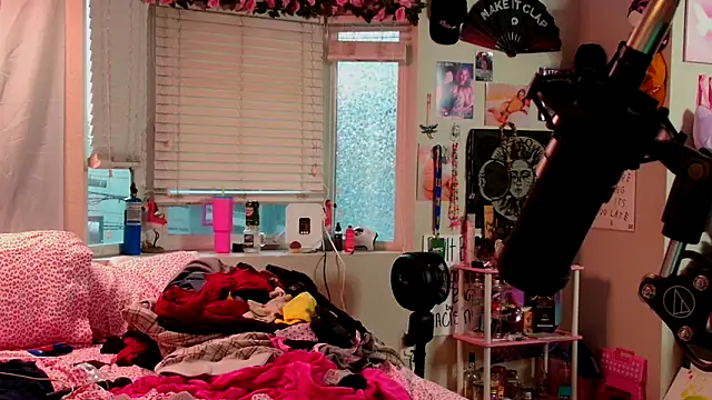 Snapshot of MissRomero chatting on 09-23-25, 01:30 MissRomero online show from 09-23-25, 01:30