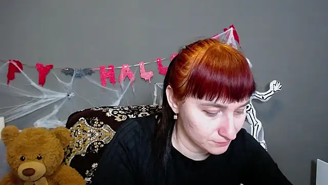 NinaFlawlees online show from 10-28-25, 01:03