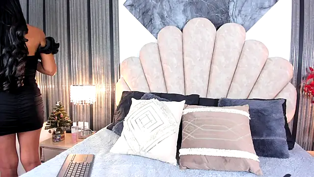 Snapshot of Naughty__Mom chatting on 12-16-25, 12:10 Naughty Mom online show from 12-16-25, 12:10