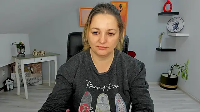 Snapshot of LollaGirl chatting on 01-24-25, 04:27 LollaGirl online show from 01-24-25, 04:27