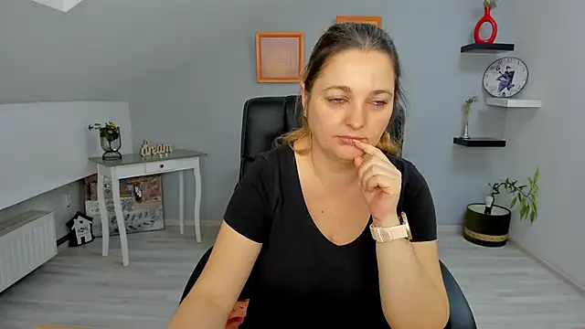 Snapshot of LollaGirl chatting on 01-27-25, 03:58 LollaGirl online show from 01-27-25, 03:58