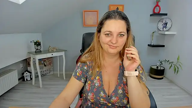 Snapshot of LollaGirl chatting on 02-07-25, 10:19 LollaGirl online show from 02-07-25, 10:19