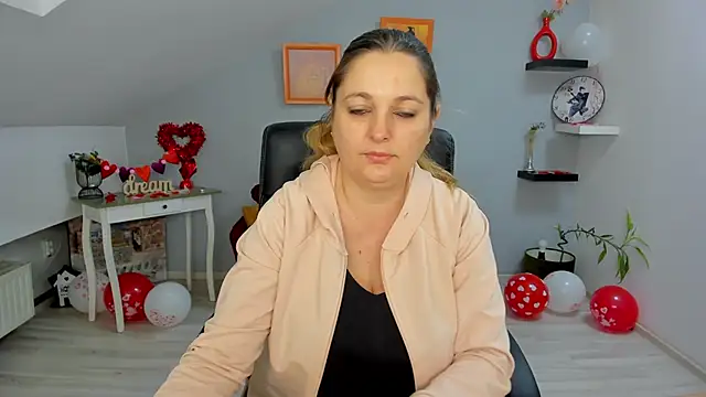 Snapshot of LollaGirl chatting on 02-18-25, 04:15 LollaGirl online show from 02-18-25, 04:15