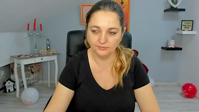 Snapshot of LollaGirl chatting on 02-19-25, 04:23 LollaGirl online show from 02-19-25, 04:23