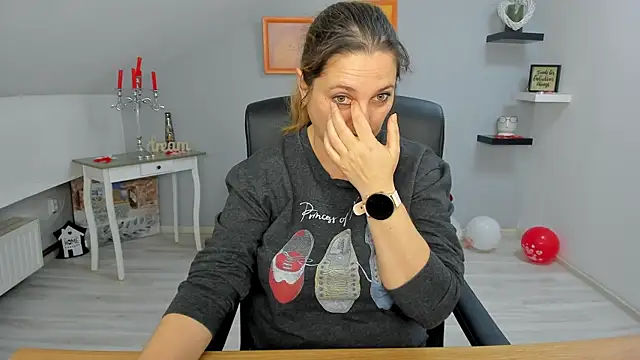 Snapshot of LollaGirl chatting on 02-25-25, 04:14 LollaGirl online show from 02-25-25, 04:14