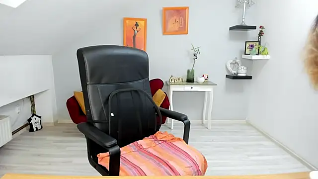 Snapshot of LollaGirl chatting on 09-19-25, 03:19 LollaGirl online show from 09-19-25, 03:19