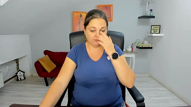 Snapshot of LollaGirl chatting on 10-21-25, 03:18 LollaGirl online show from 10-21-25, 03:18