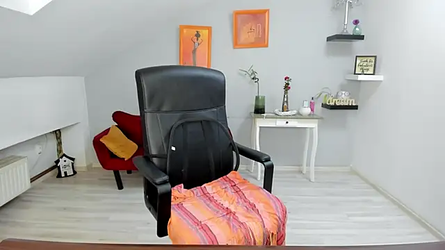 Snapshot of LollaGirl chatting on 10-27-25, 04:27 LollaGirl online show from 10-27-25, 04:27