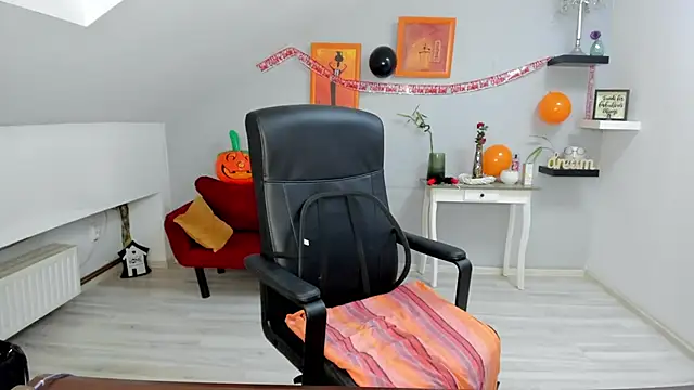 Snapshot of LollaGirl chatting on 10-28-25, 04:27 LollaGirl online show from 10-28-25, 04:27