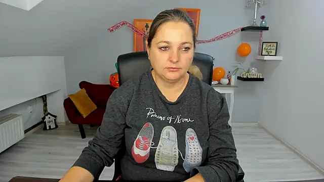 Snapshot of LollaGirl chatting on 10-31-25, 04:24 LollaGirl online show from 10-31-25, 04:24