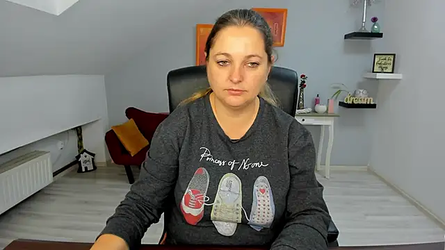 Snapshot of LollaGirl chatting on 11-06-25, 04:24 LollaGirl online show from 11-06-25, 04:24