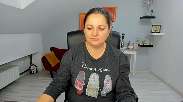 Snapshot of LollaGirl chatting on 11-07-25, 04:23 LollaGirl online show from 11-07-25, 04:23