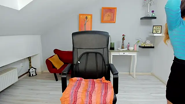 Snapshot of LollaGirl chatting on 11-10-25, 04:22 LollaGirl online show from 11-10-25, 04:22