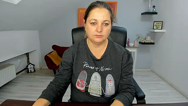 Snapshot of LollaGirl chatting on 11-13-25, 04:22 LollaGirl online show from 11-13-25, 04:22