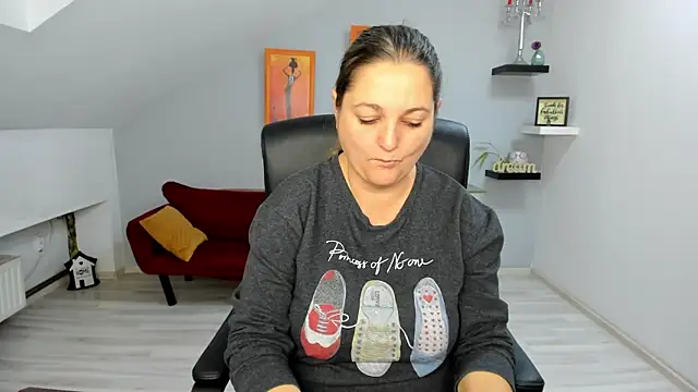 Snapshot of LollaGirl chatting on 11-25-25, 04:12 LollaGirl online show from 11-25-25, 04:12