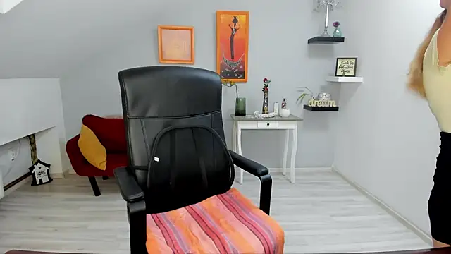 Snapshot of LollaGirl chatting on 12-03-25, 04:31 LollaGirl online show from 12-03-25, 04:31