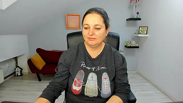 LollaGirl online show from 01-19-26, 04:27