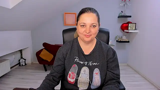 LollaGirl online show from 03-27-26, 04:18