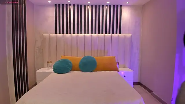 EveBensonX online show from 04-10-26, 06:56