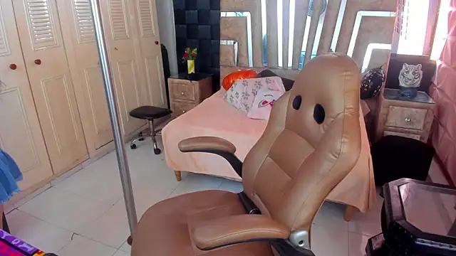 Snapshot of cute_sassy chatting on 10-21-25, 05:35 cute sassy online show from 10-21-25, 05:35