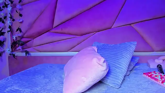 Snapshot of luna_miler_ chatting on 10-29-25, 02:58 luna miler online show from 10-29-25, 02:58