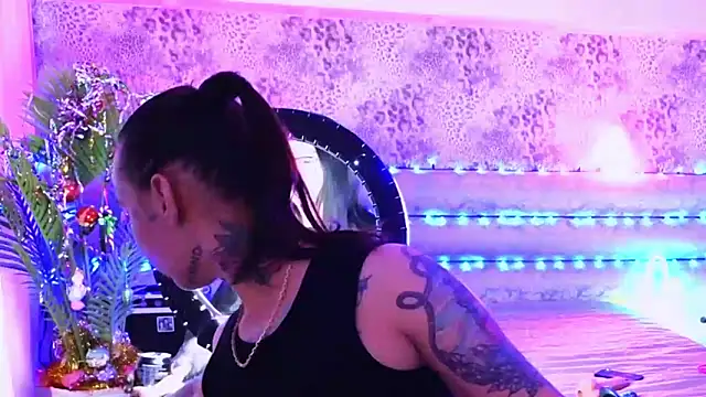 Snapshot of Cool_Freak_ chatting on 12-23-24, 11:25 Cool Freak online show from 12-23-24, 11:25