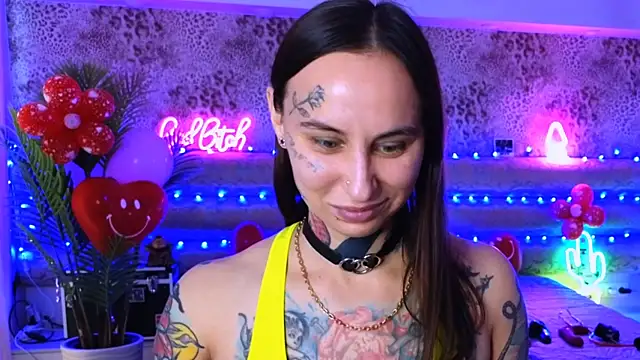 Snapshot of Cool_Freak_ chatting on 02-14-25, 09:34 Cool Freak online show from 02-14-25, 09:34